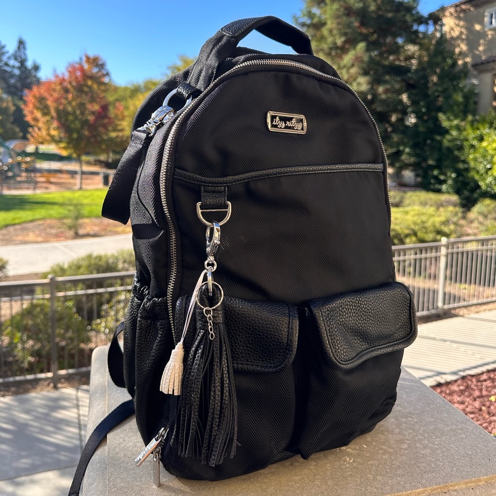 Itzy Ritzy Boss backpack diaper bag (includes change pad)✨✨